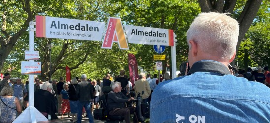 The Almedalen entrance with photograper in front